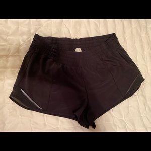 Lululemon EUC size 12 HIGH RISE 2.5 inch Hotty Hots Black